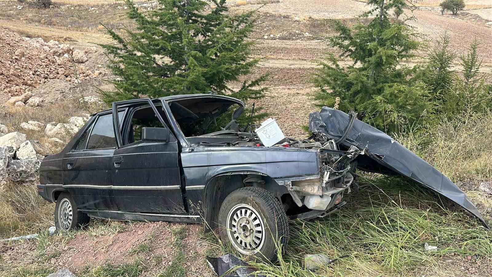 Uşak&rsquo;ta iki otomobil &ccedil;arpıştı: 2 &ouml;l&uuml;, 2 yaralı 