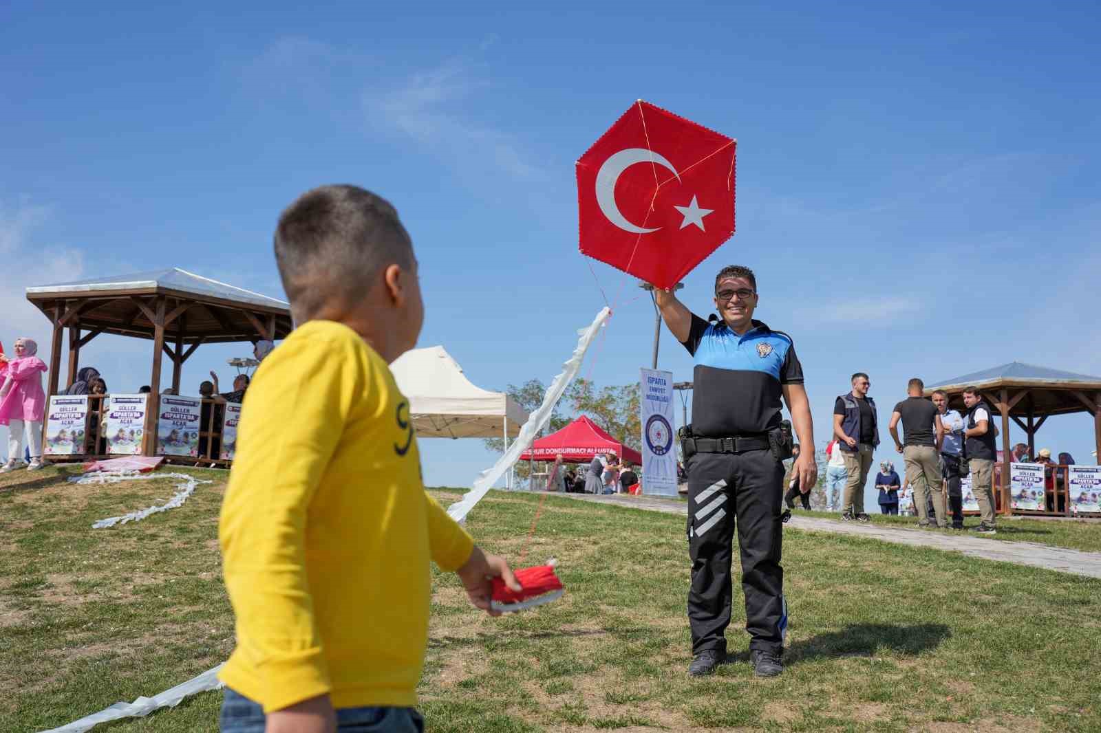 Toplum destekli polislerden 60 özel ihtiyaçlı çocuğa uçurtma şenliği