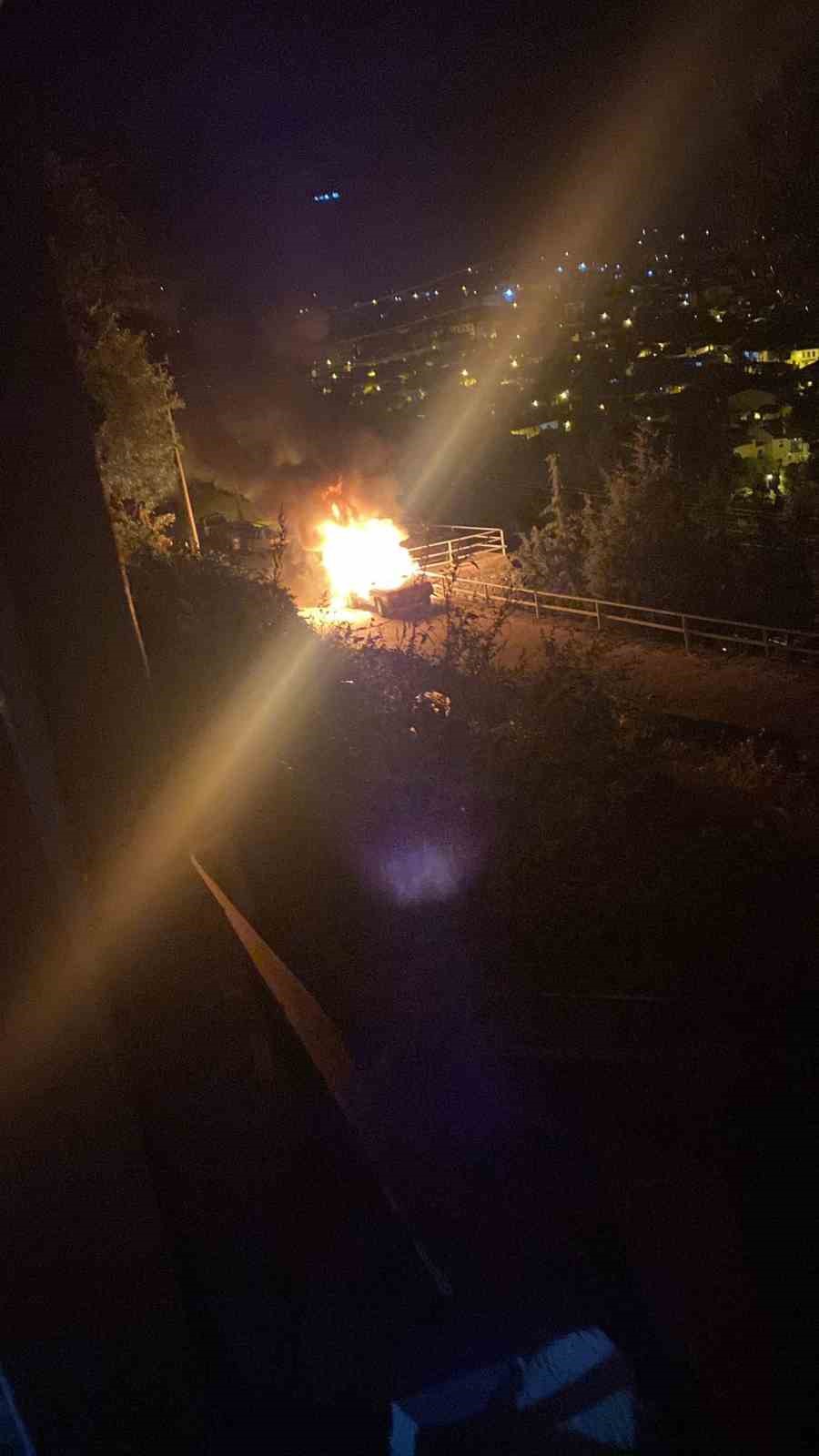 Muğla’da park halindeki otomobil alevlere teslim oldu 