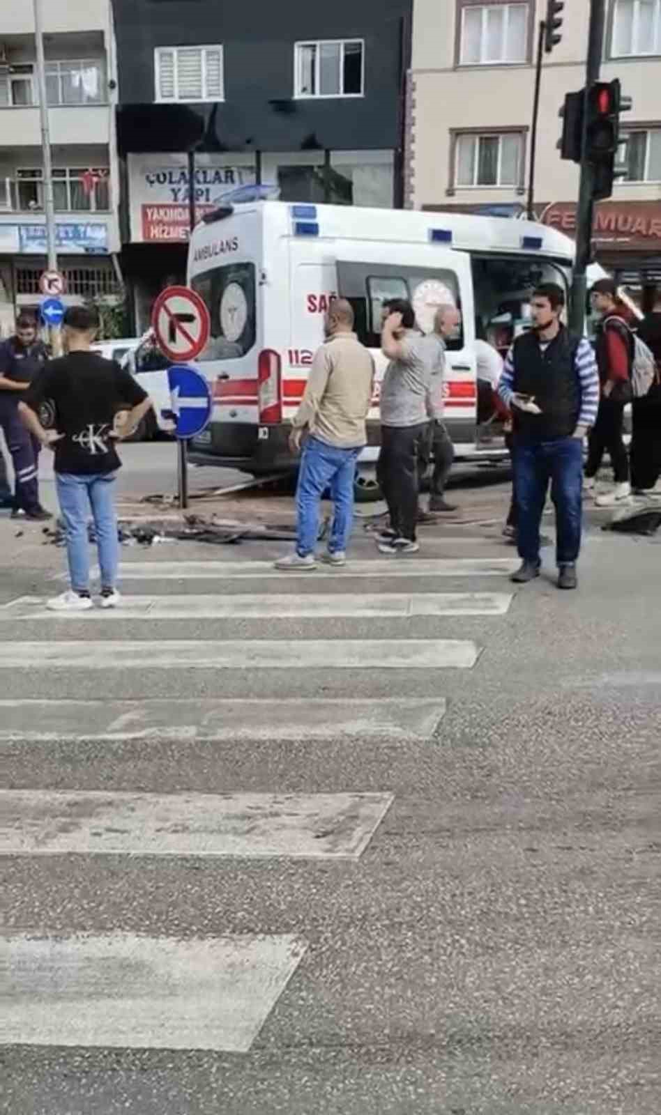 Hasta taşıyan ambulans otomobil ile kafa kafaya çarpıştı
