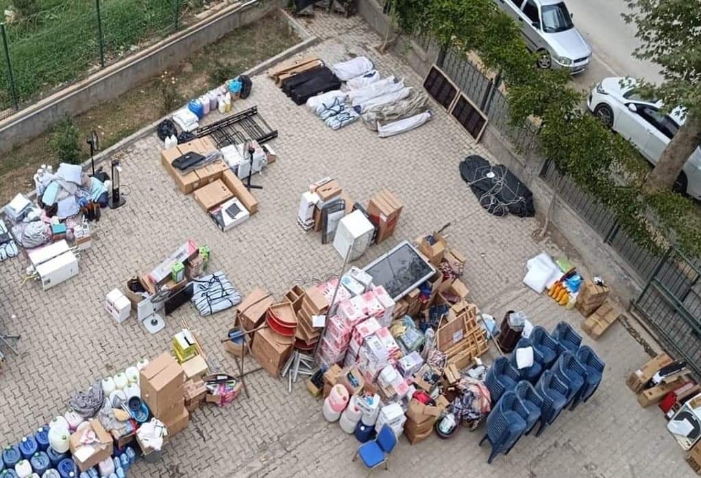 Deprem malzemelerini stoklayıp satan 1’i öğretmen 4 şüpheli tutuklandı