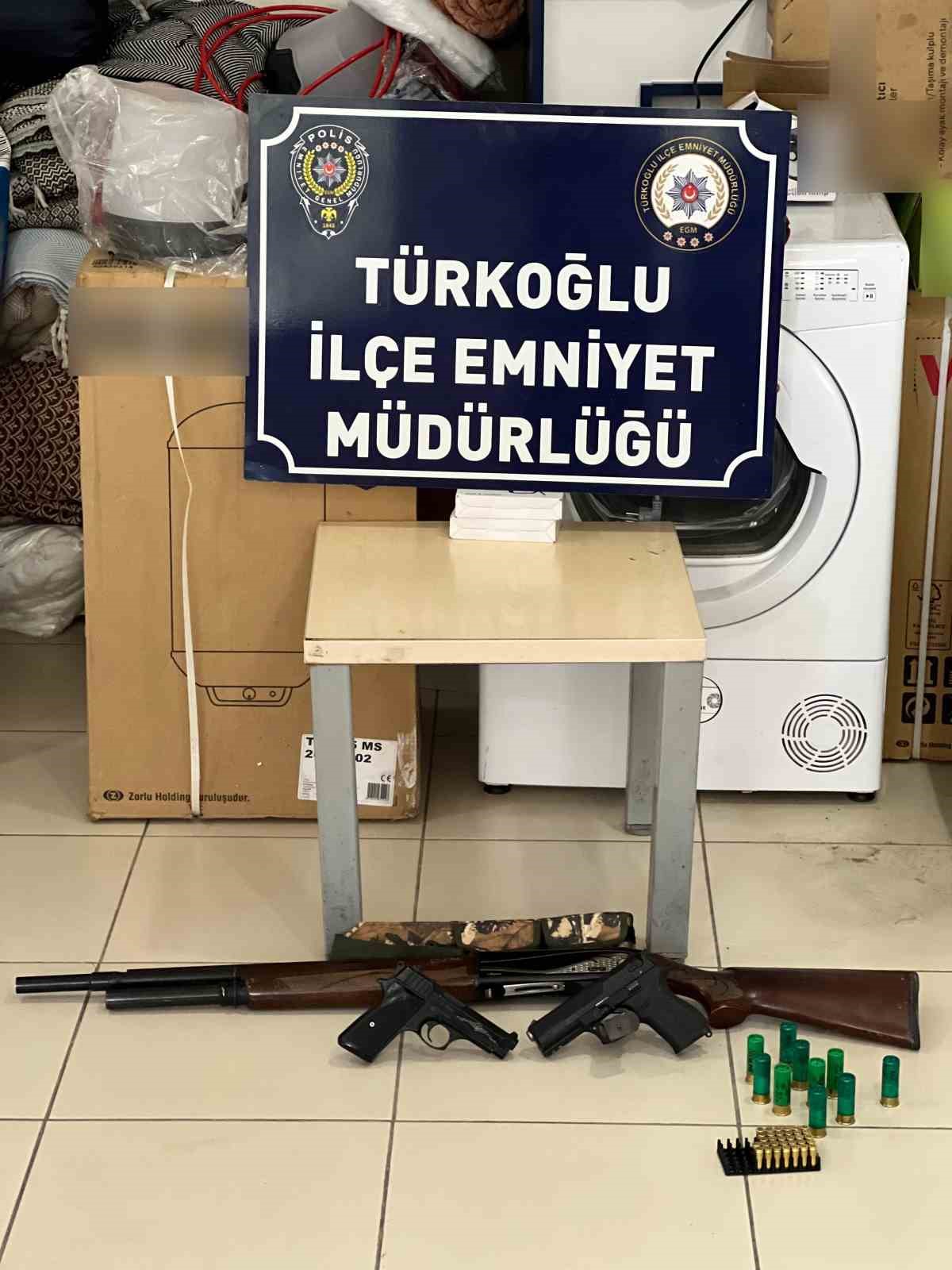 Deprem malzemelerini stoklayıp satan 1&rsquo;i &ouml;ğretmen 4 ş&uuml;pheli tutuklandı
