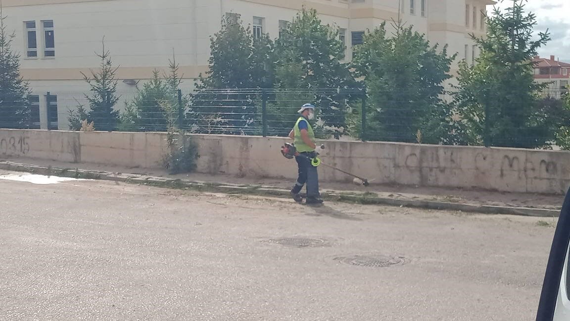 Park bah&ccedil;e ve oyun alanlarında ot temizliği yapılıyor
