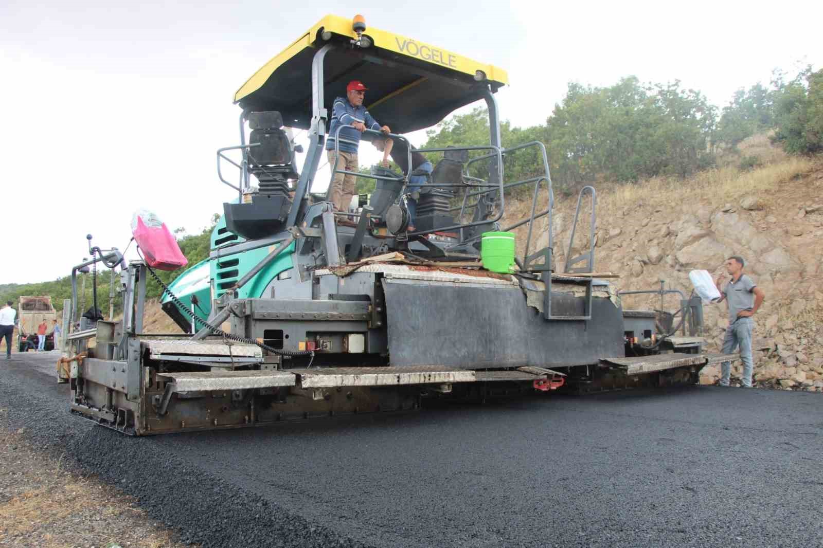 Bingöl köy yollarında asfalt çalışmaları sürüyor
