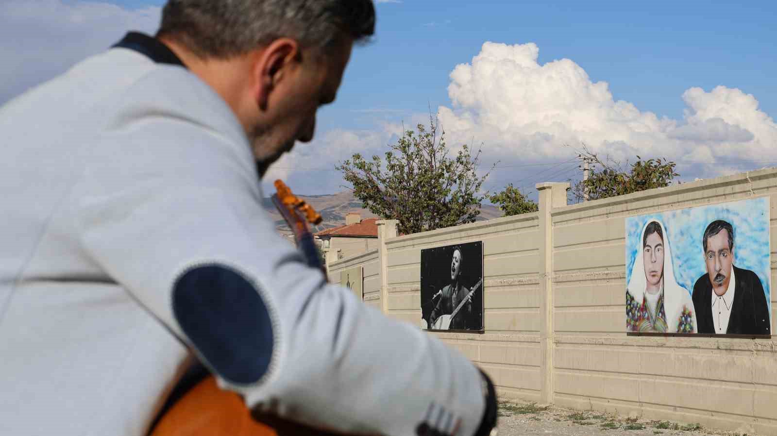 Neşet Ertaş’ın çaldığı saza 27 yıldır gözü gibi bakıyor
