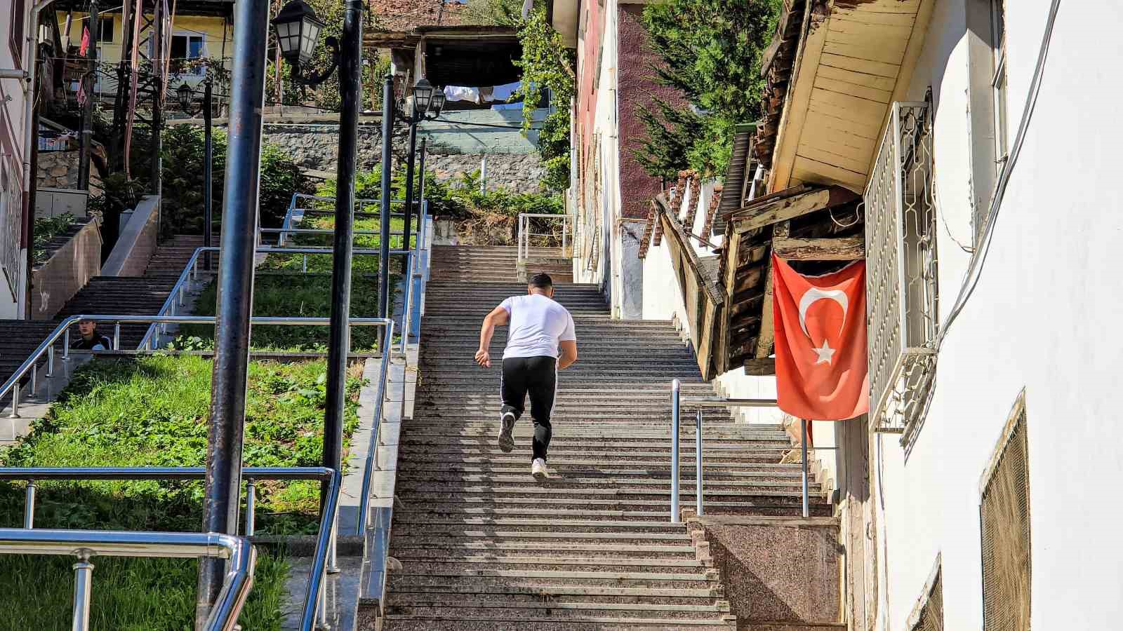 Milli atlet çocukluk hayali Survivor için ülkenin en ilginç merdivenlerinden birinde antrenman yapıyor
