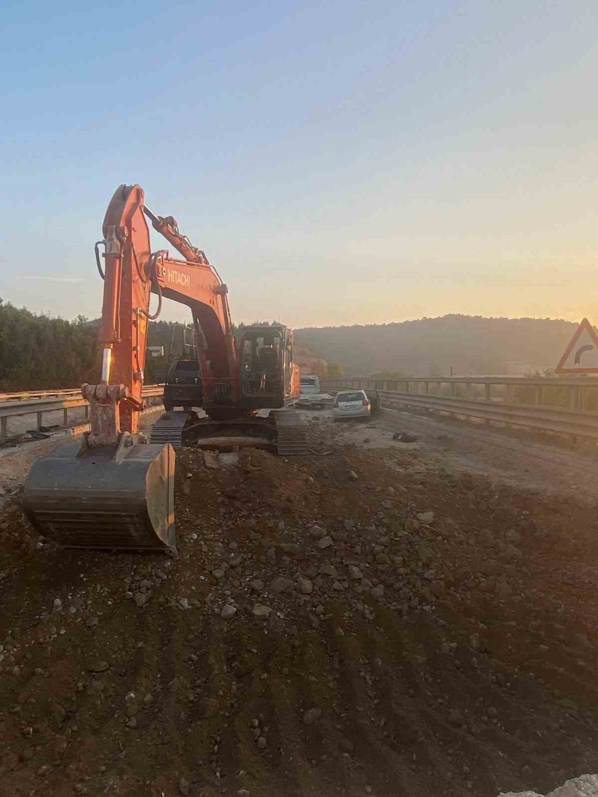 Yol &ccedil;alışma alanına giren otomobil kaza yaptı: 2 yaralı
