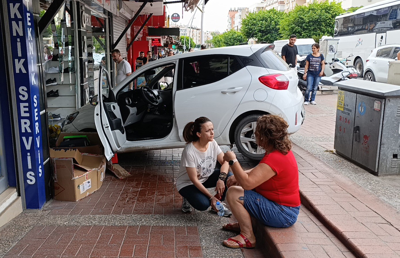 Kaldırımı aşan otomobil, ayakkabı mağazasına daldı