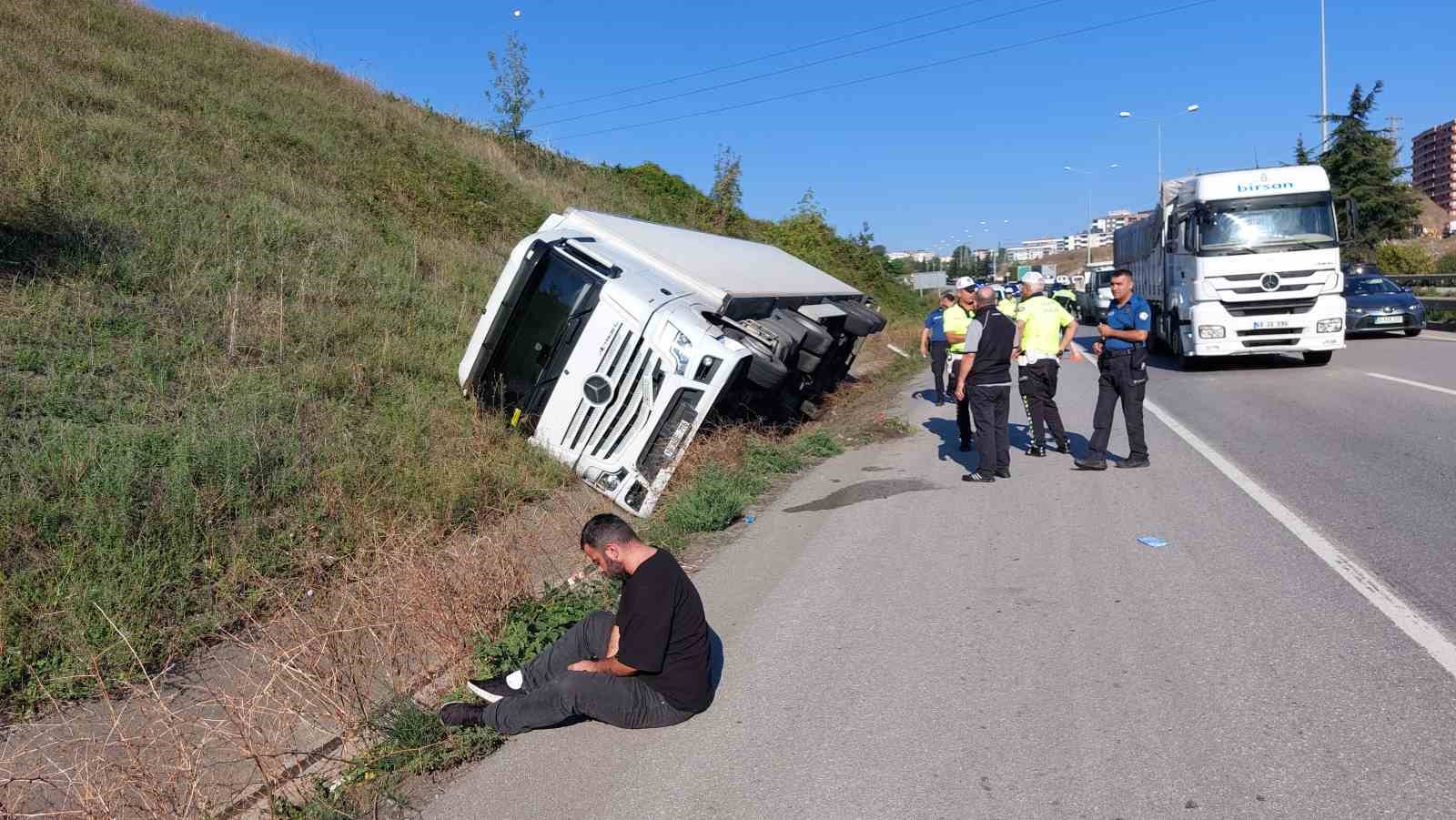 Polis, devrilen tırın sürücüsünü su ikram ederek teselli etti
