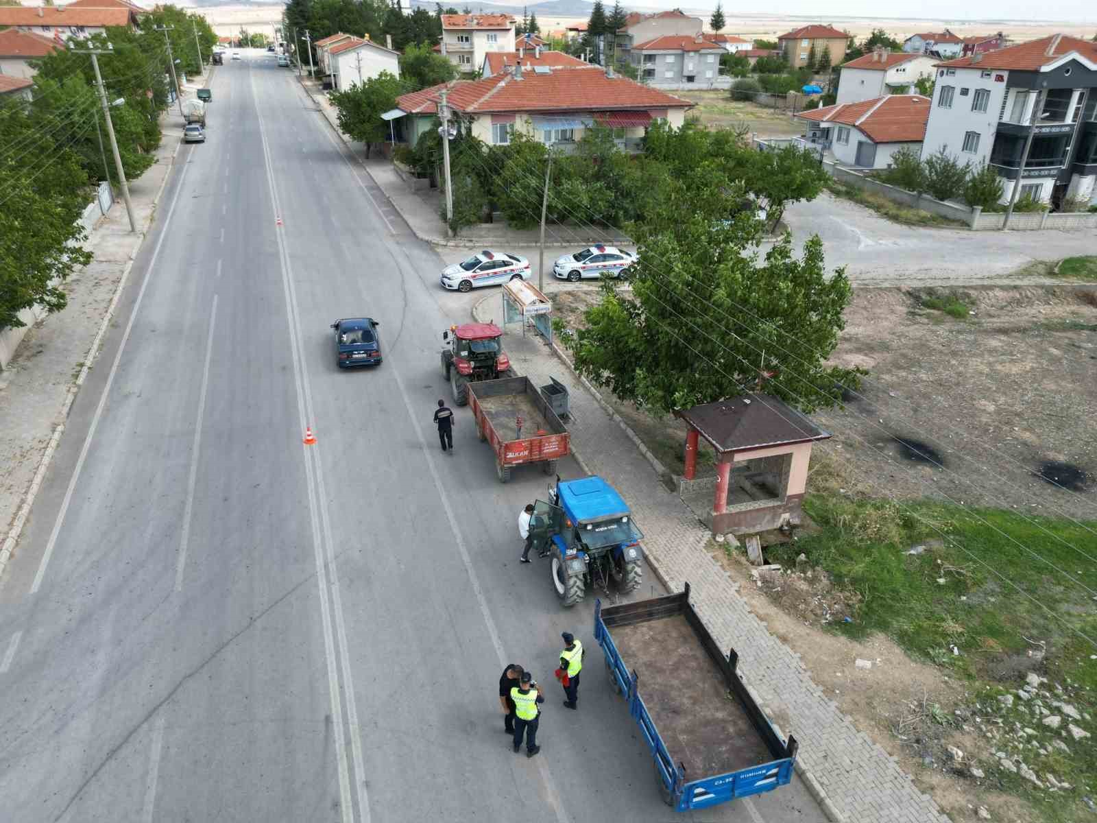 Jandarma traktör sürücülerine eğitim verip, reflektör dağıttı
