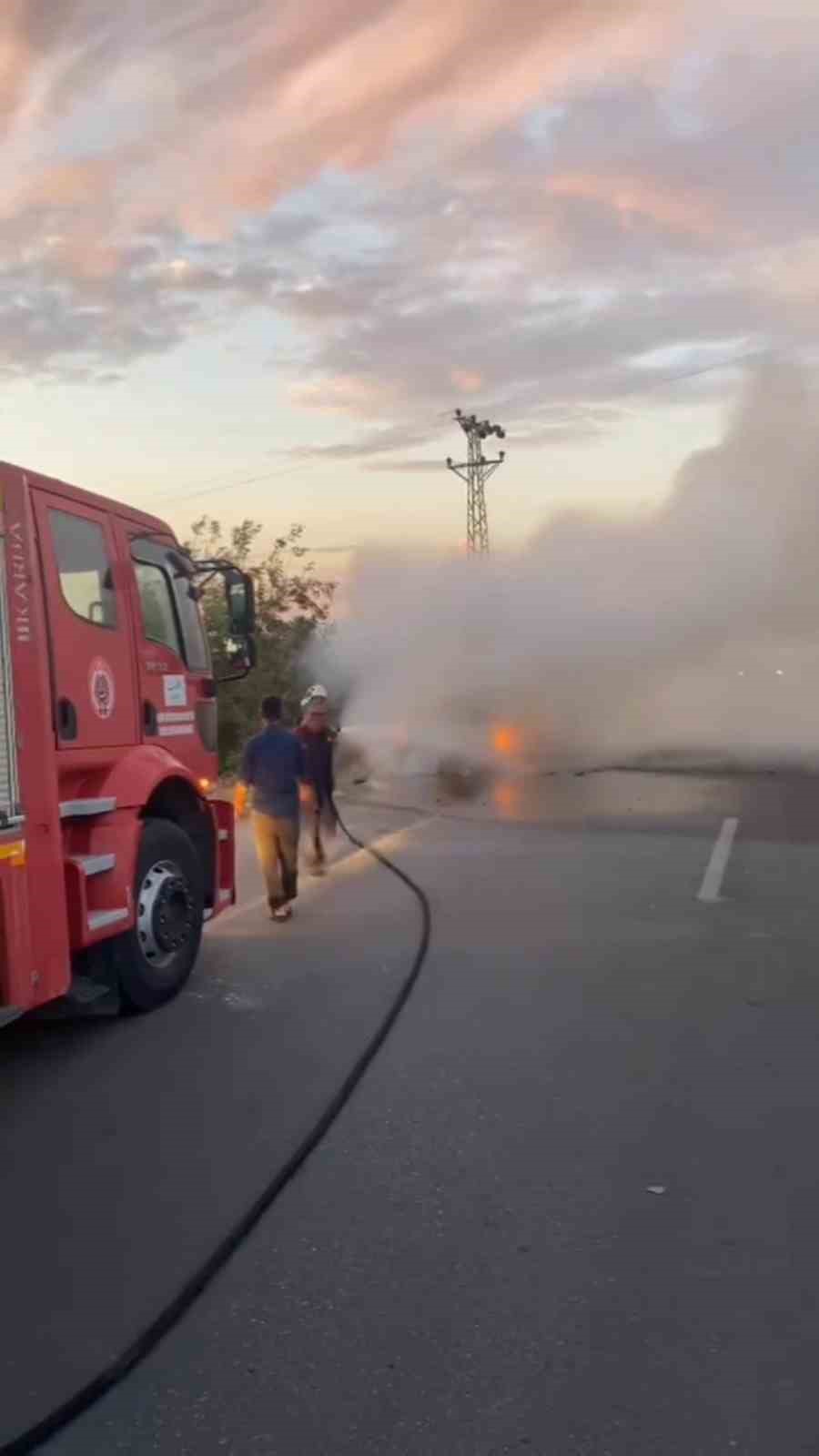 Motor kısmı yanmaya başlayan otomobil alevlere teslim oldu
