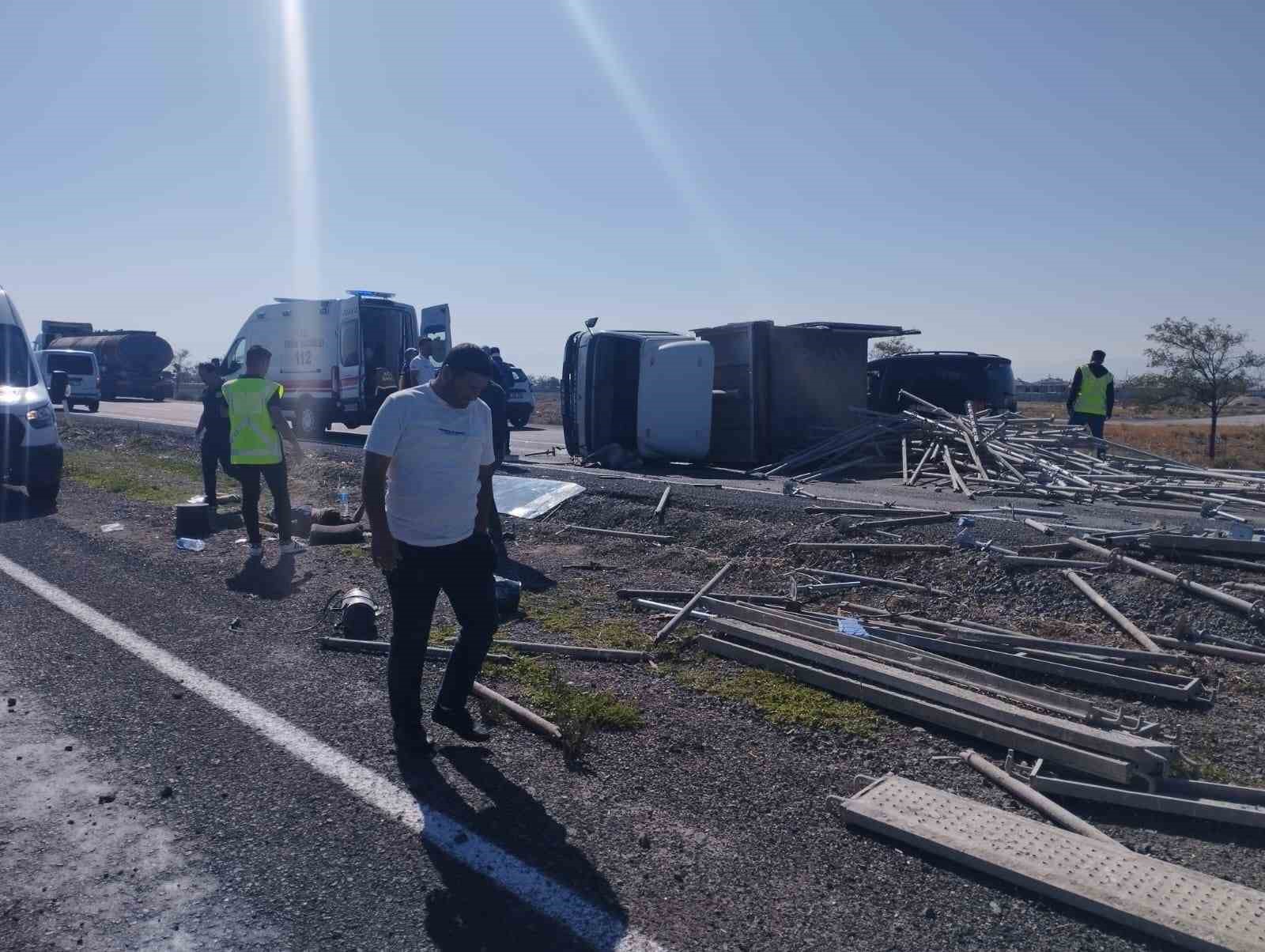 Konya’da lastiği patlayan kamyonet devrildi: 2 yaralı