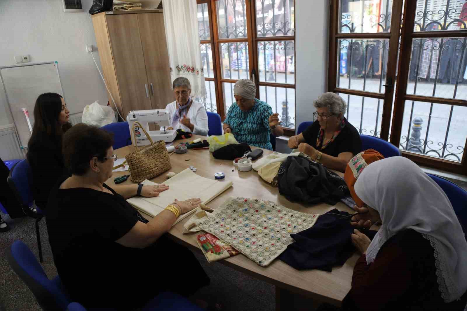 100 Yaş Evi’nde “Geri Dönüşüm” Atölyesi ile eskiler yenilenerek değerleniyor
