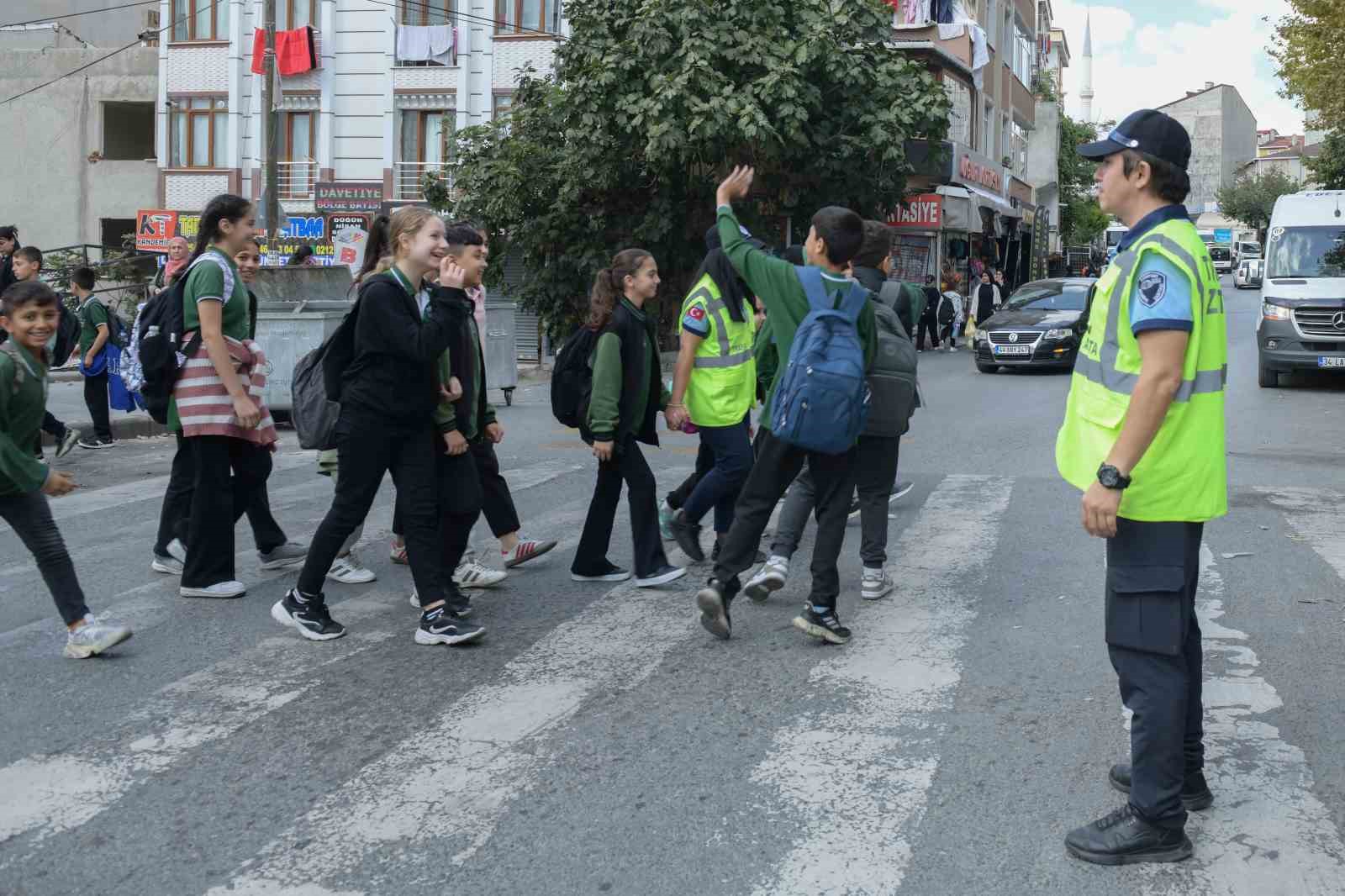 Esenyurt’ta zabıta ekipleri okul çevrelerindeki denetimleri sıklaştırdı