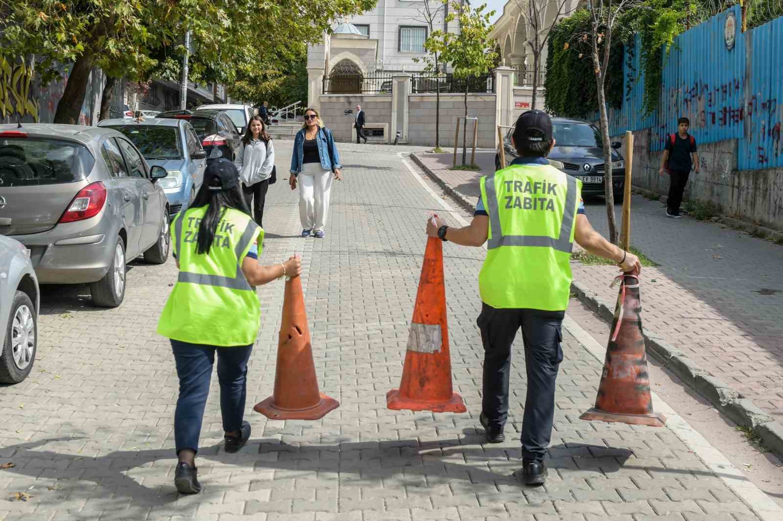 Esenyurt’ta zabıta ekipleri okul çevrelerindeki denetimleri sıklaştırdı
