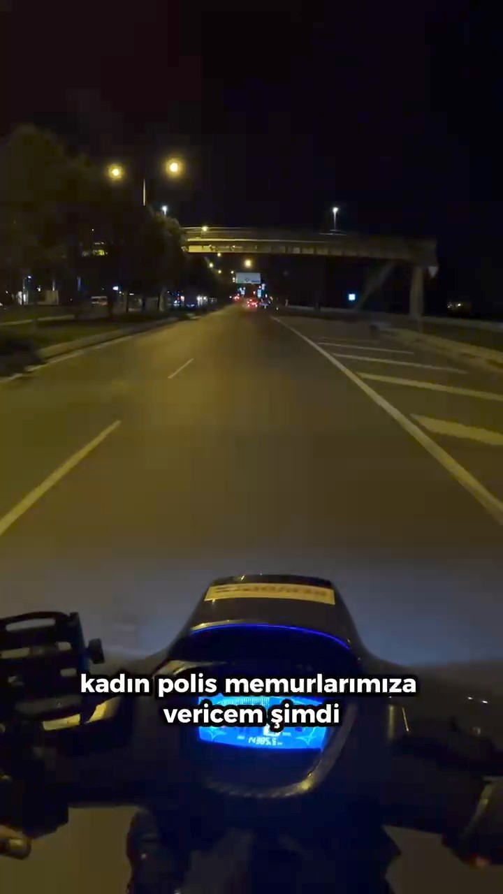 Şehit polis Şeyda Yılmaz için denetim yapan polislere çiçek verdi
