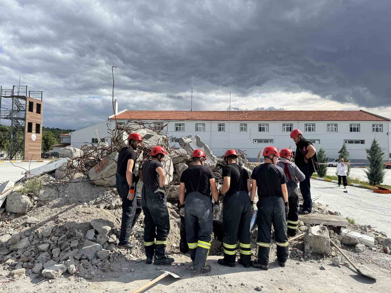 Gönüllü arama ekibinden gerçeği aratmayan tatbikat