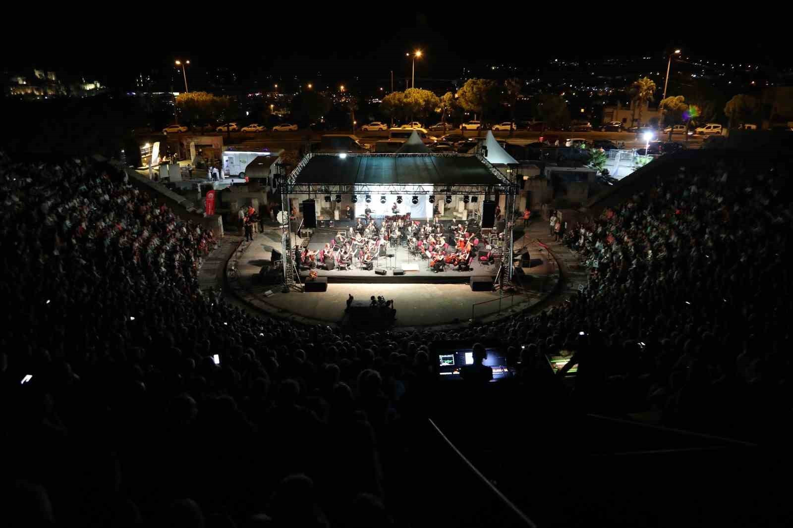 Sanat Güneşi Zeki Müren Çok Sevdiği Bodrum’da şarkılarıyla anıldı
