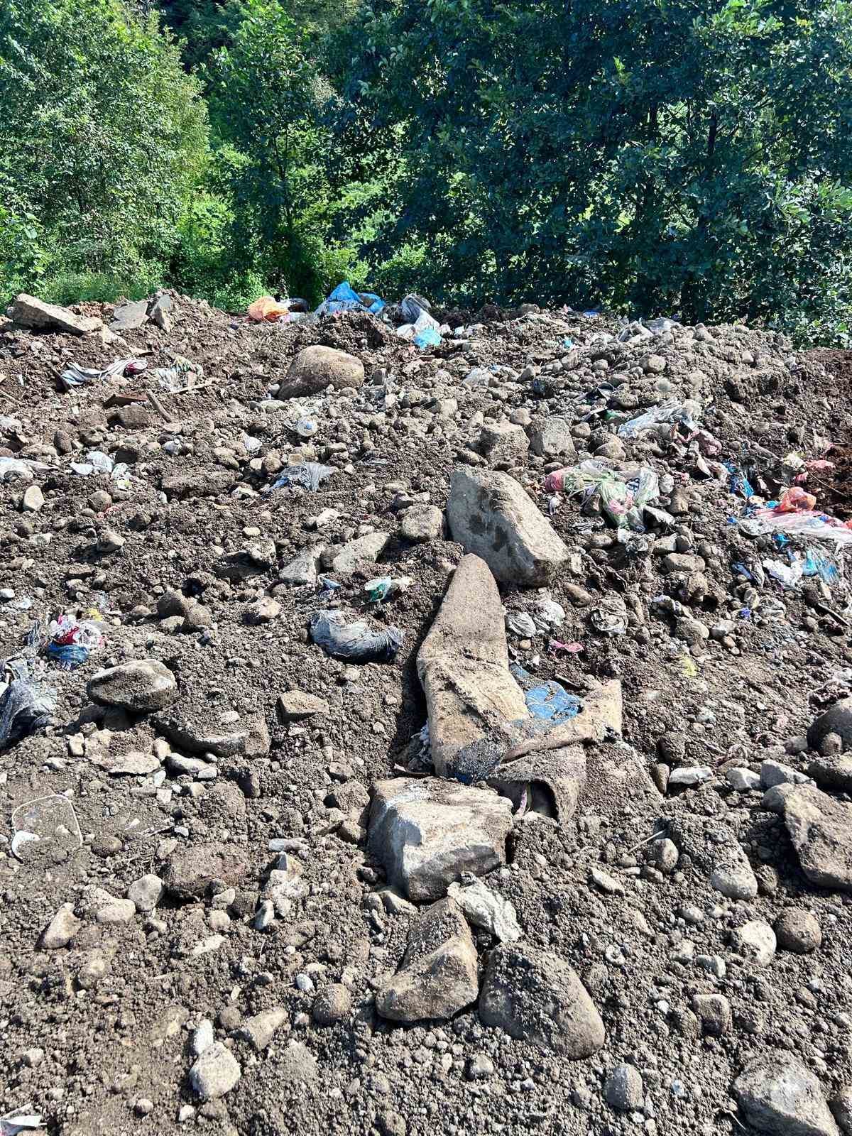 Çöpleri dere kenarına döküp üzerini kapatan Pazar Belediyesine ceza
