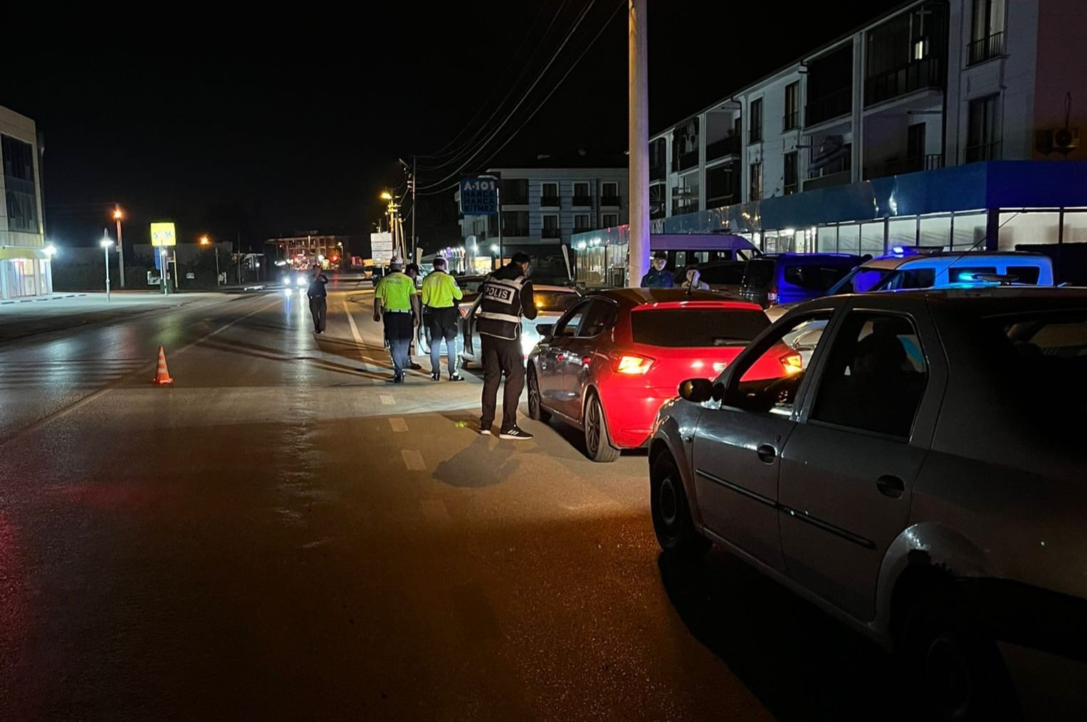 Sakarya’da polisten şok uygulama: 2 şahıs yakalandı, ruhsatsız 5 tabanca ele geçirildi