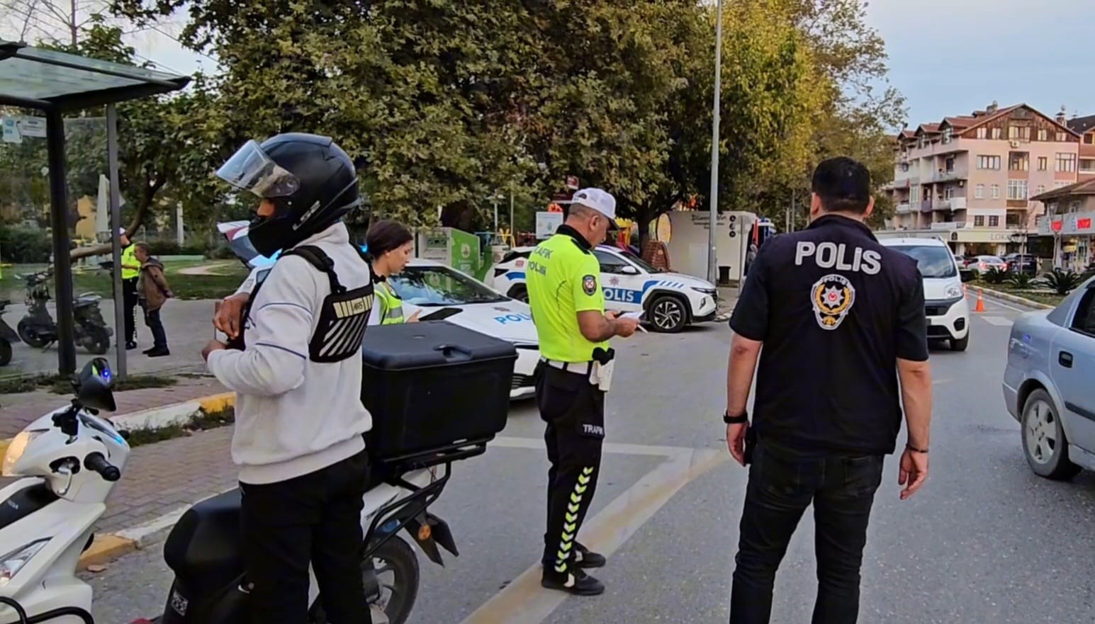 Sakarya’da polisten şok uygulama: 2 şahıs yakalandı, ruhsatsız 5 tabanca ele geçirildi
