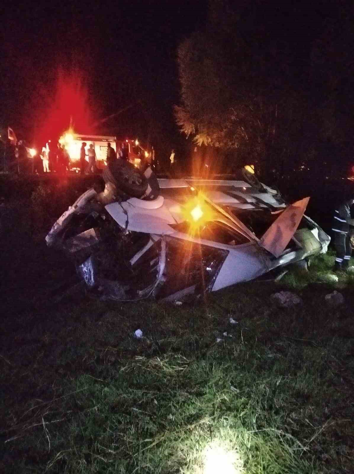 Bing&ouml;l&rsquo;de ata &ccedil;arpan minib&uuml;s şarampole devrildi: 13 yaralı 