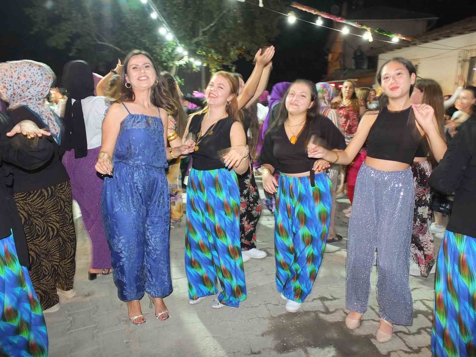 Balıkesir&rsquo;de k&ouml;yl&uuml; kadınlar şalvar gecesinde eğlendi
