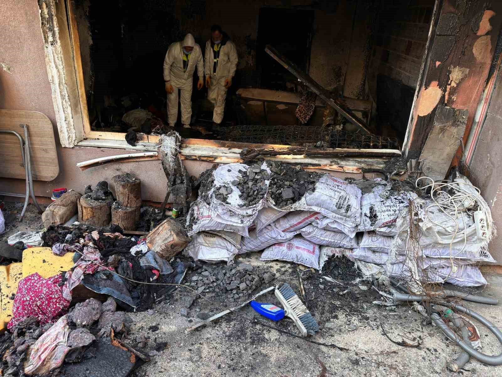 Yangında hasar görev ev temizlendi