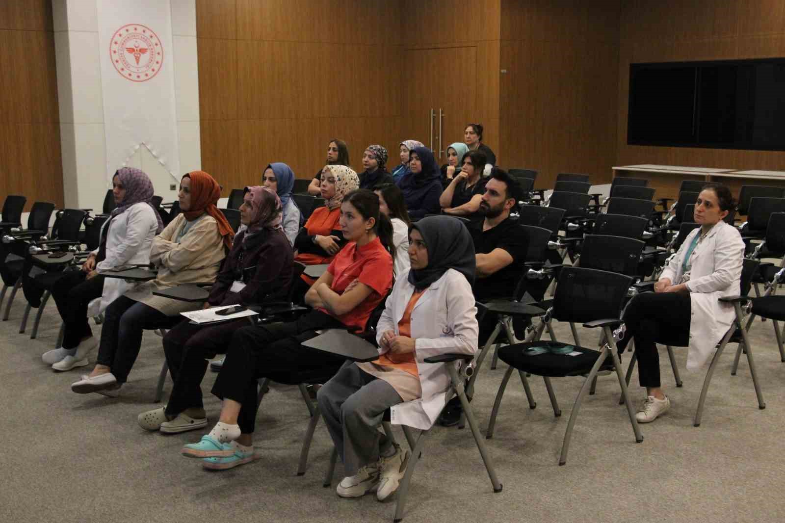 Elazığ’da sağlık çalışanlarına yönelik eğitimler sürüyor