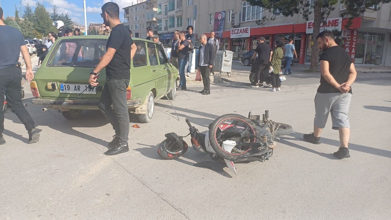 Otomobil ve motosiklet çarpıştı: 2 yaralı