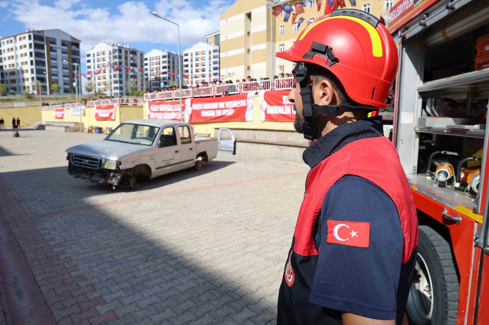 Tatbikat gerçeğini aratmadı, öğrencilerin ‘atla atla’ demesi dikkat çekti
