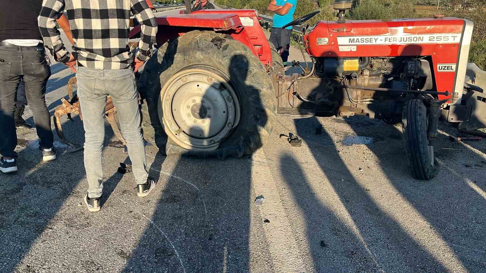 &Ccedil;orum&rsquo;da otomobil ile trakt&ouml;r &ccedil;arpıştı: 4 yaralı
