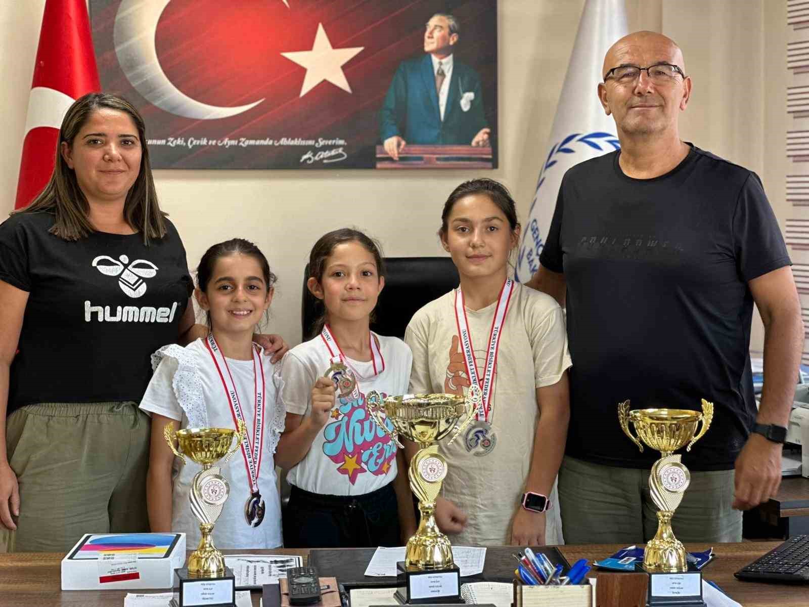 Şampiyon bisiklet&ccedil;ilerden il&ccedil;e m&uuml;d&uuml;r&uuml;ne teşekk&uuml;r ziyareti
