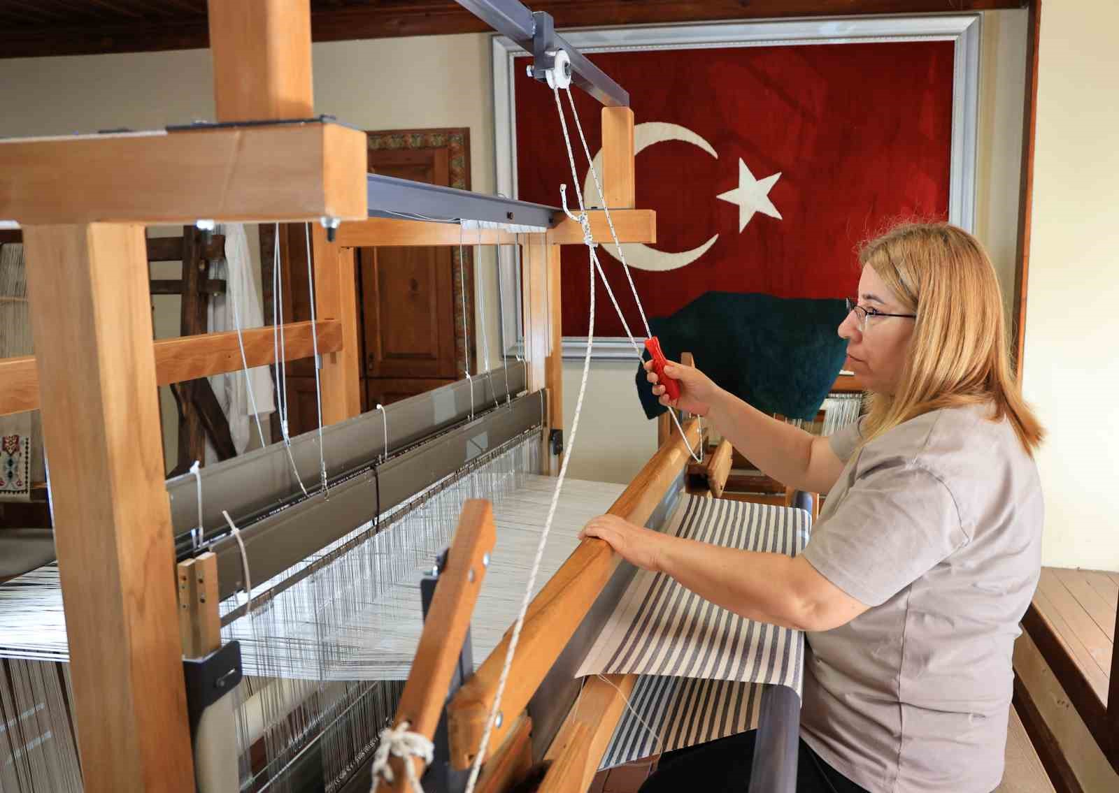 Adana Olgunlaşma Enstit&uuml;s&uuml; Dokuma At&ouml;lyesi&rsquo;nde unutulmaya y&uuml;z tutmuş dokuma k&uuml;lt&uuml;r&uuml; canlandırılıyor

