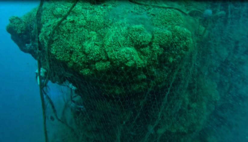Van G&ouml;l&uuml;&rsquo;ndeki hayalet ağlar dalgı&ccedil;lar tarafından temizleniyor
