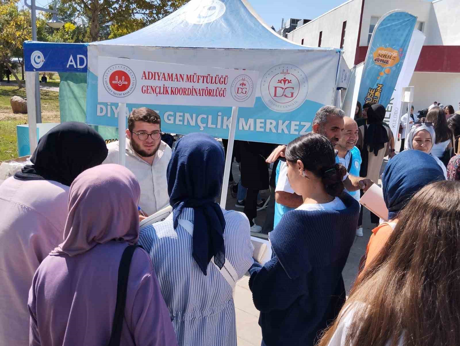 Üniversite kampüsünde diyanet gençlikten tanıtım standı