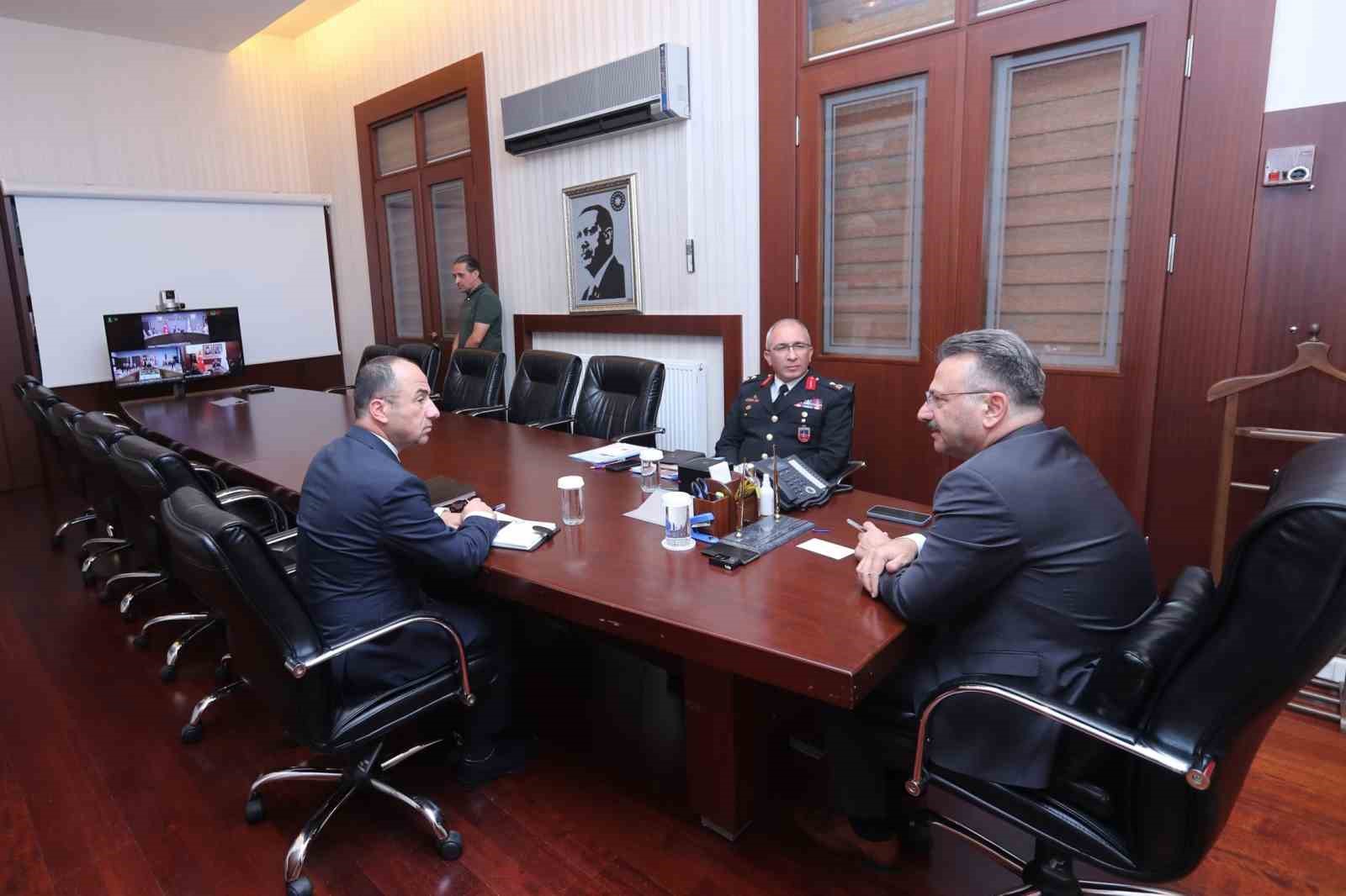 Vali Aksoy, Bakan Yerlikaya&rsquo;nın VKS ile ger&ccedil;ekleştirdiği toplantıya katıldı
