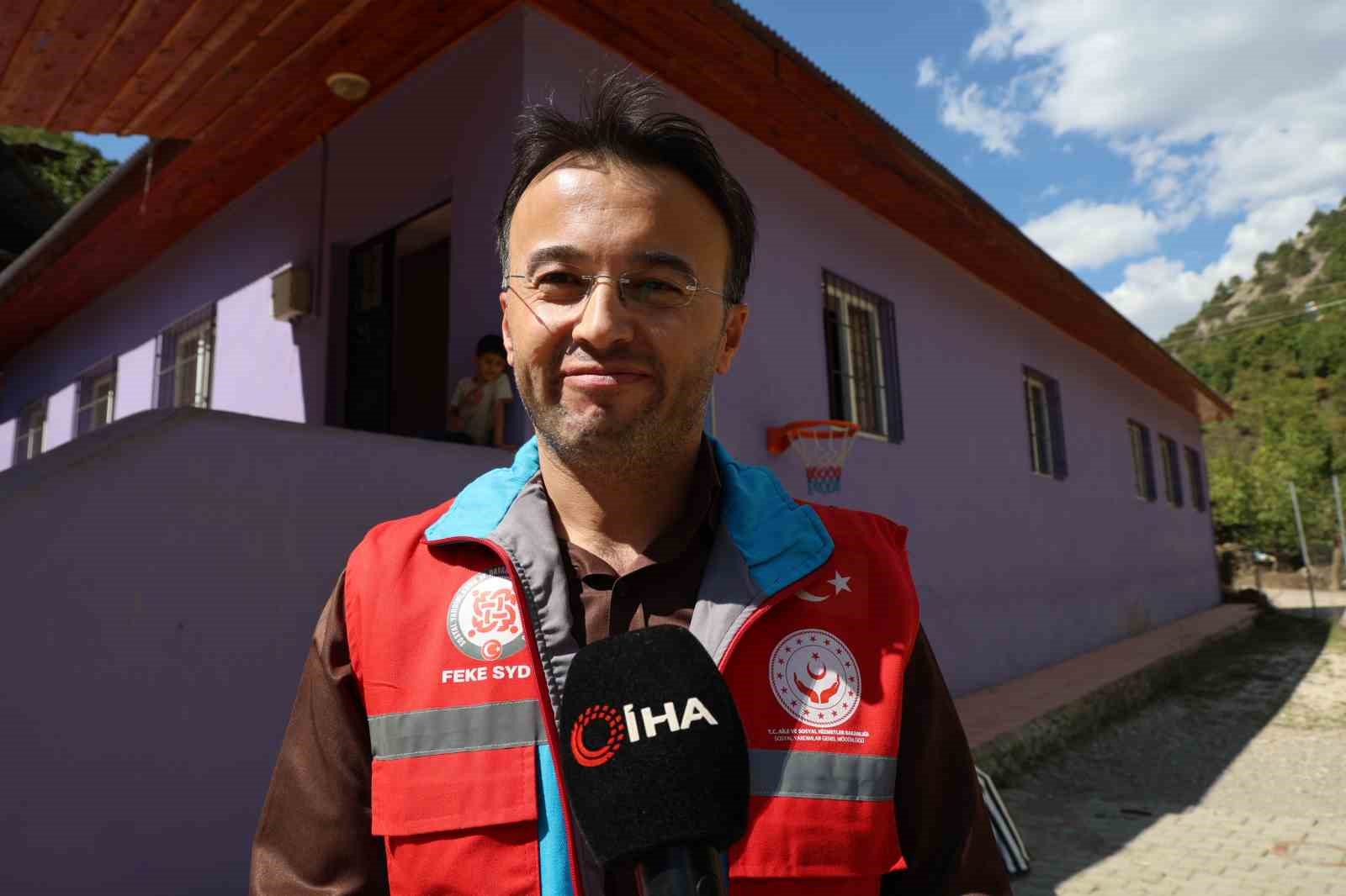 Kaymakam k&ouml;yl&uuml;n&uuml;n ayağına berberi g&ouml;t&uuml;rd&uuml;
