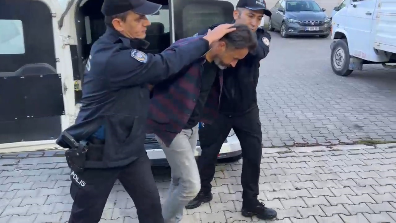 Dur ihtarına uymayan kamyonetten 13 ka&ccedil;ak g&ouml;&ccedil;men &ccedil;ıktı
