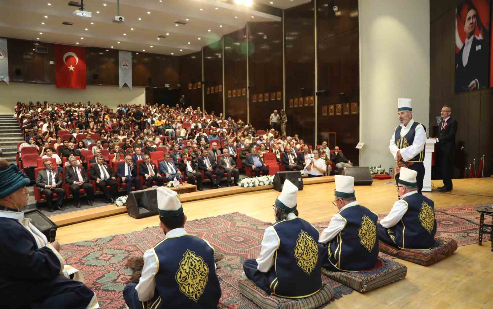 Turkovac’ı geliştiren profesöre ’eğitimin ahisi’ kaftanı giydirildi
