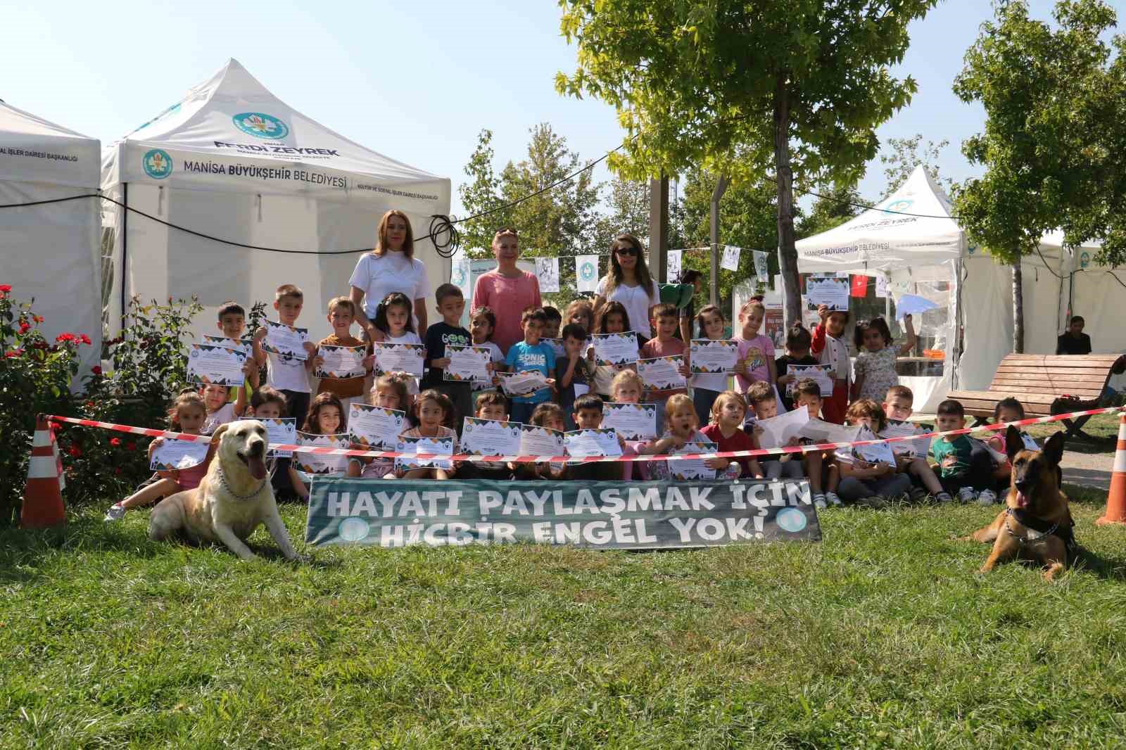 Minik öğrenciler eğitimli köpeklerin gösterisine hayran kaldı