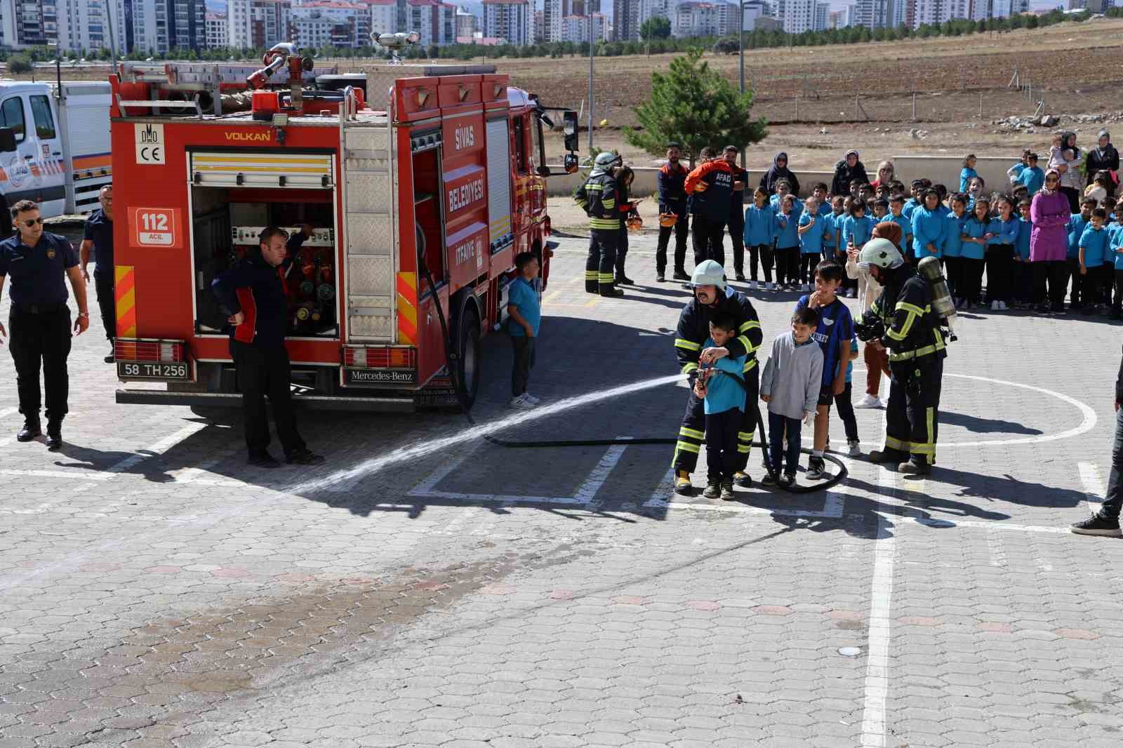 Muhtar ve öğrencilerden itfaiye erlerine pastalı sürpriz
