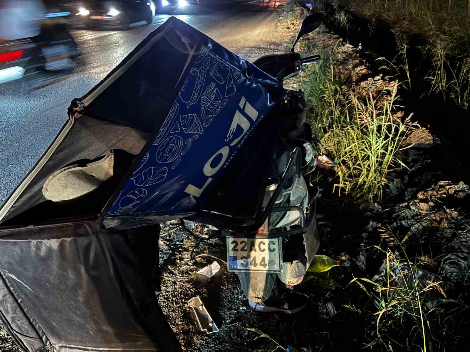 Edirne&rsquo;de otomobil ile &ccedil;arpışan motosikletli yaralandı
