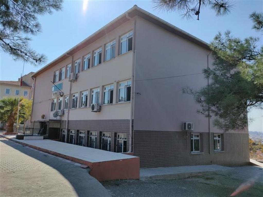 Akhisar’da sınıfı basan veli kadın öğretmeni darp etti