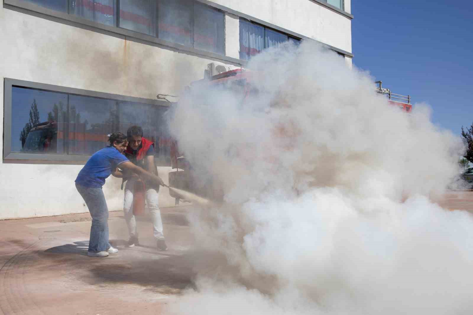 Öğrencilere yangına müdahale eğitimi verildi