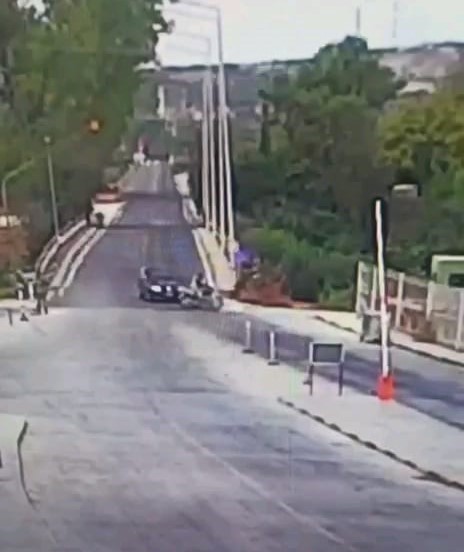 Sınırda dehşet sa&ccedil;mıştı: Polise satırla saldıran Yunan s&uuml;r&uuml;c&uuml; tutuklandı
