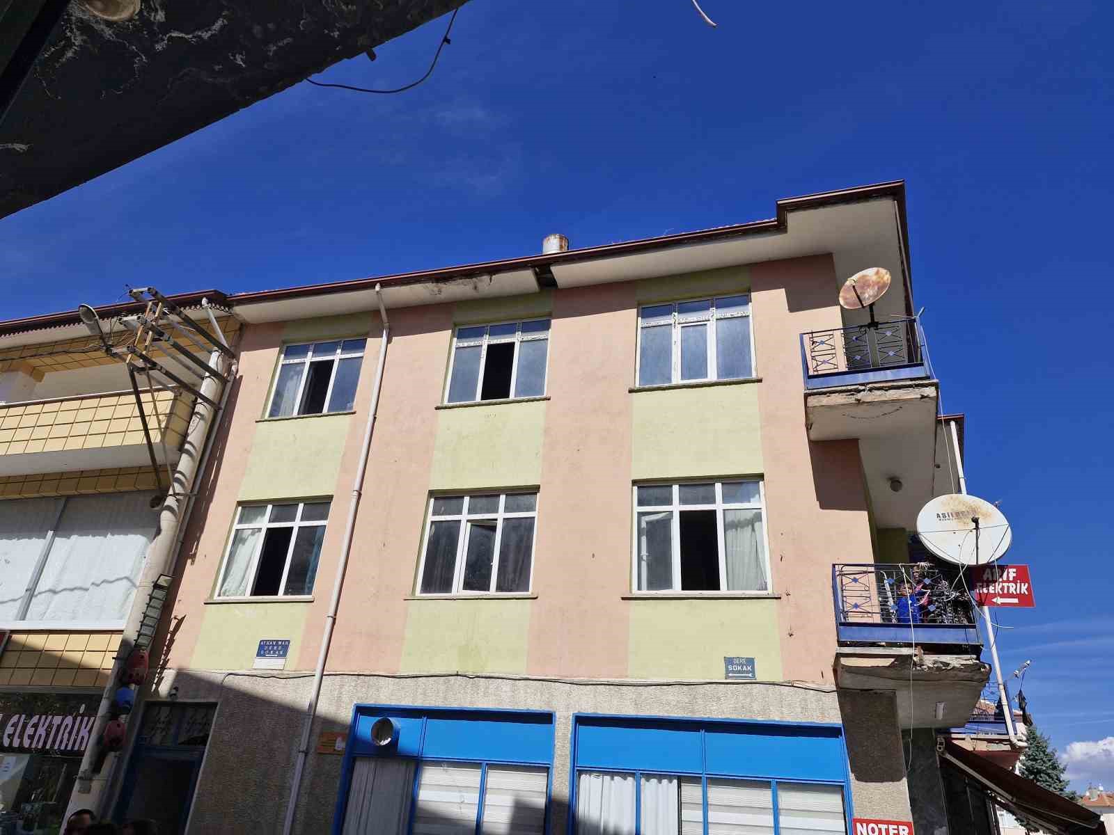 Apartman dairesinde &ccedil;ıkan yangın korkuttu
