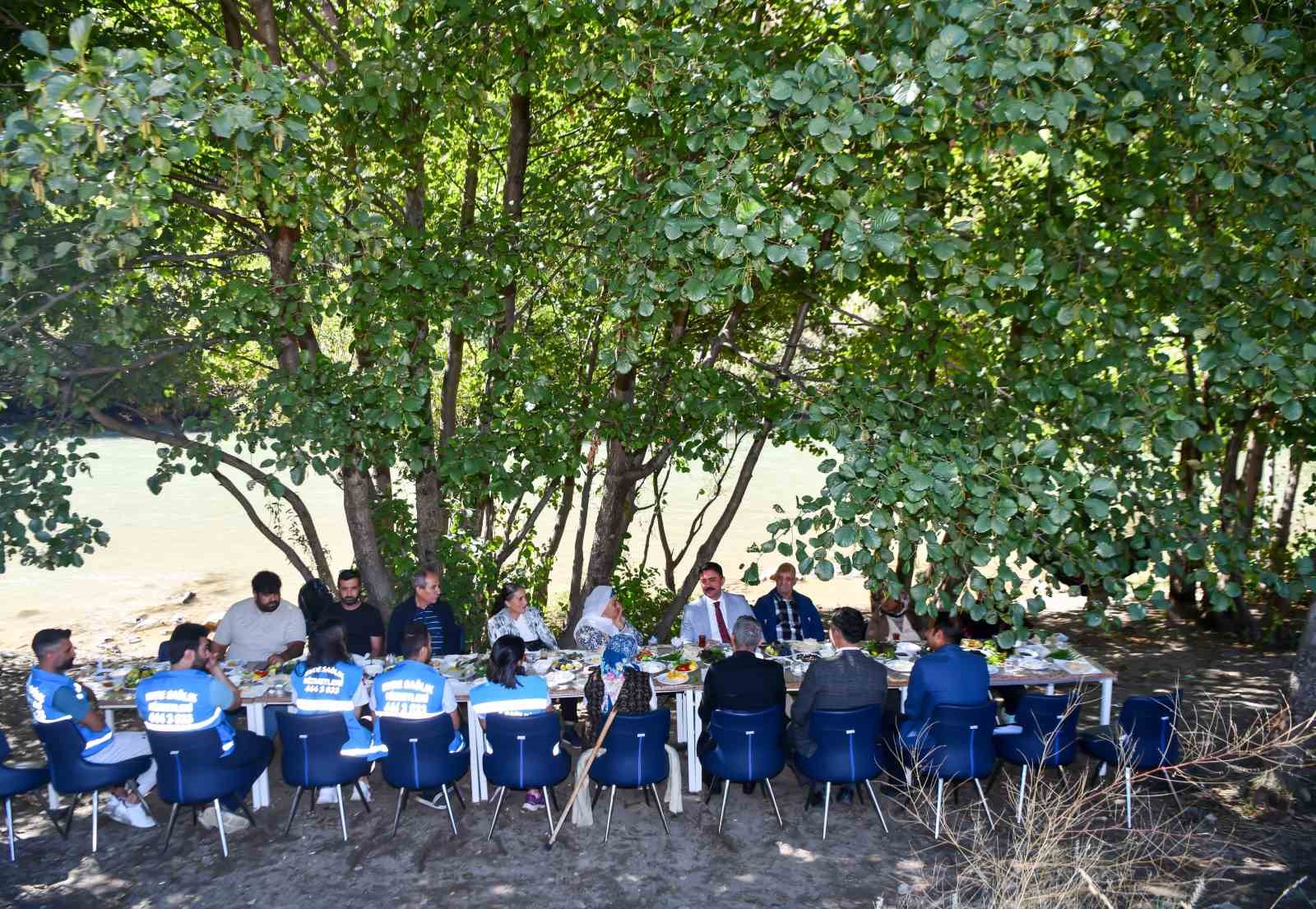 Tunceli’de, 85 yaş üstü vatandaşlar Munzur çayı kıyısında kahvaltı etkinliğinde buluştu
