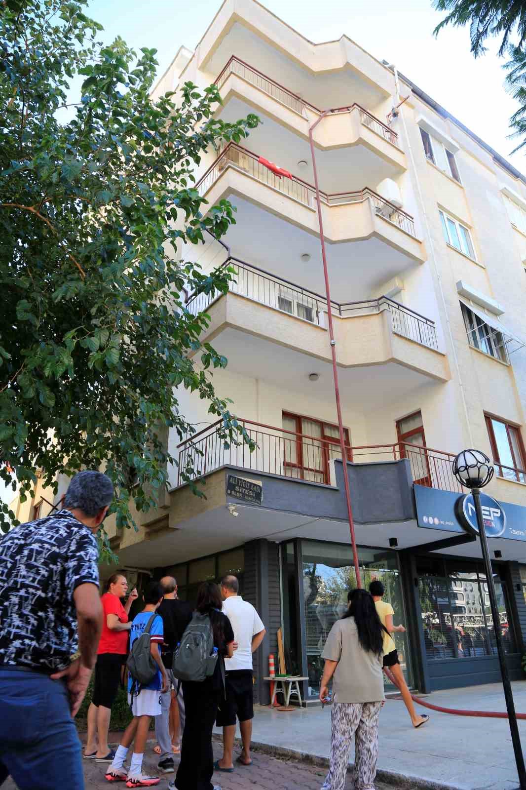 Dairede çıkan yangın apartman sakinlerini sokağa döktü
