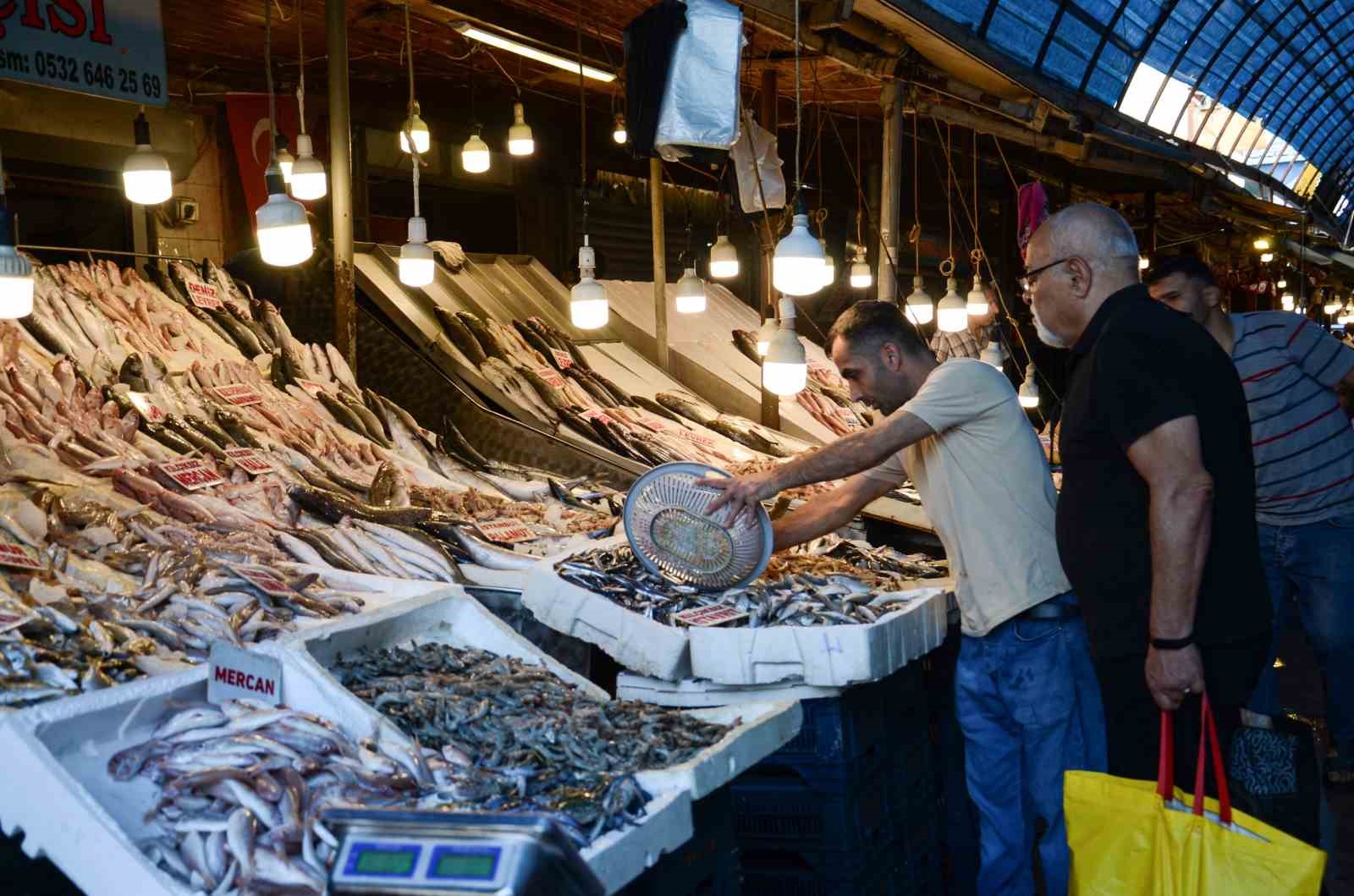 Akdeniz’de av yasağının 15 Eylül’de kalkmasıyla tezgahlarda balık bolluğu yaşanıyor